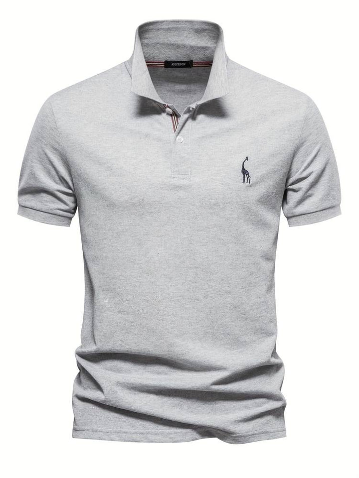Casual heren polo: De Milo in een ontspannen setting, perfect voor een stijlvolle vrijetijdslook.