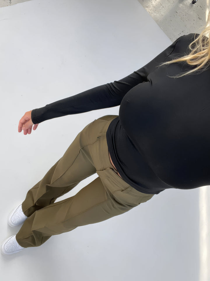 Elegante dames pantalon met hoge taille en rechte pijpen, tijdloze mode voor een chique look.