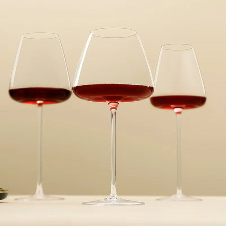 Lege, schitterende Cristallo kristal wijnglazen, klaar om je favoriete wijn te serveren.