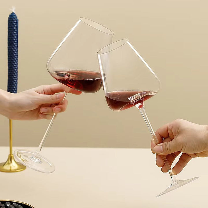 Detailfoto van de rand en kelk van een Cristallo luxe wijnglas, voor optimaal genot.