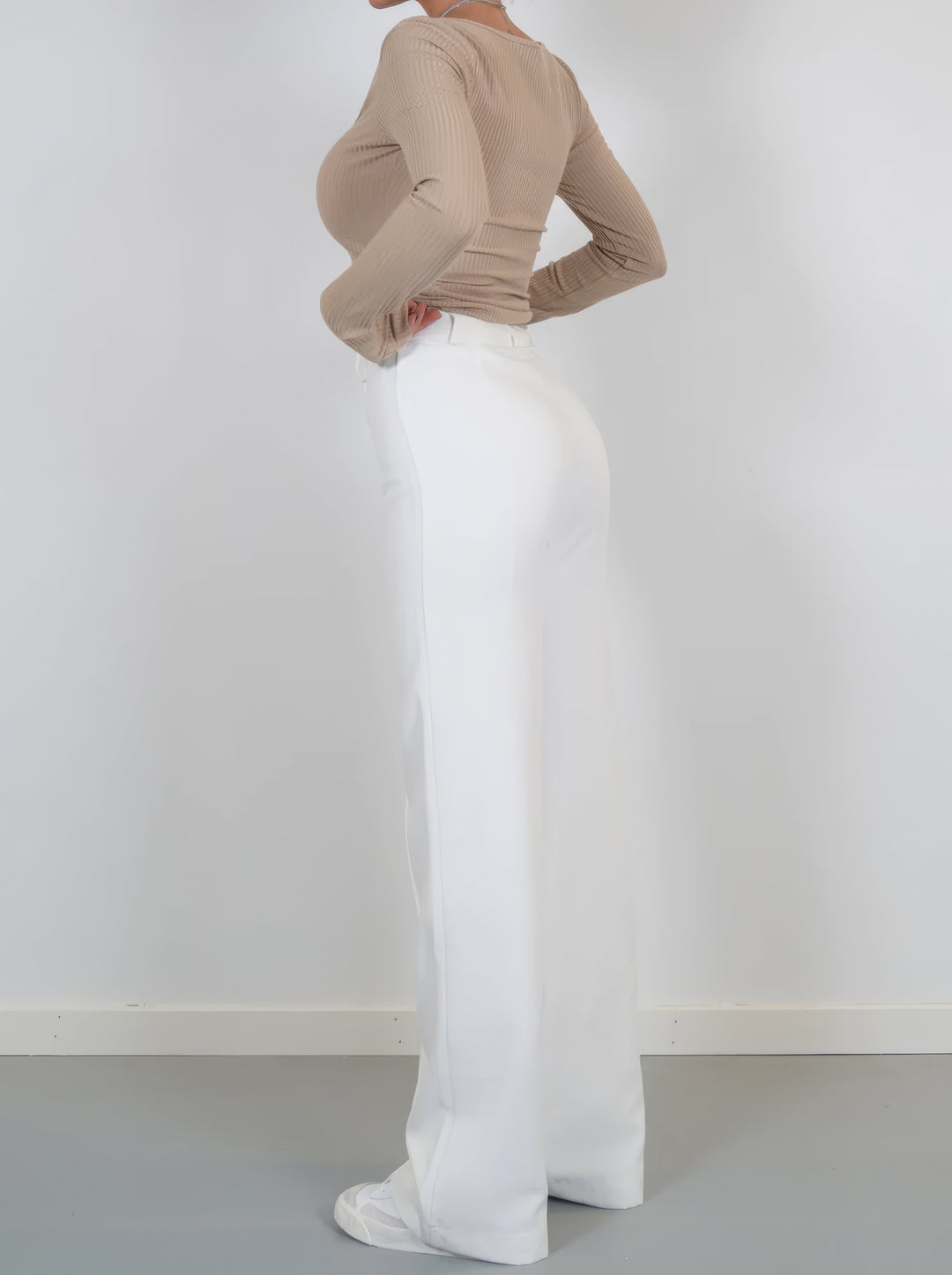 Comfortabele high-waist dames pantalon met rechte pijpen, ideale pasvorm voor dagelijks gebruik.