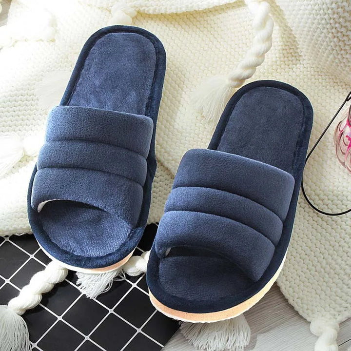 Close-up van de zachte, pluizige voering van heren winterslippers. Ultiem comfort en warmte voor koude winterdagen.