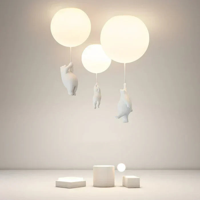 Witte plafondlamp in beer design, perfecte kinderkamer decoratie met ballon accent.