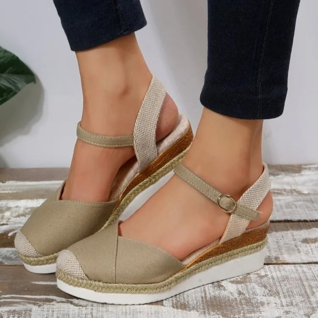 Elegante Isabelle dames sandalen met gesloten teen, orthopedisch voetbed en gespsluiting, perfect voor casual outfits.