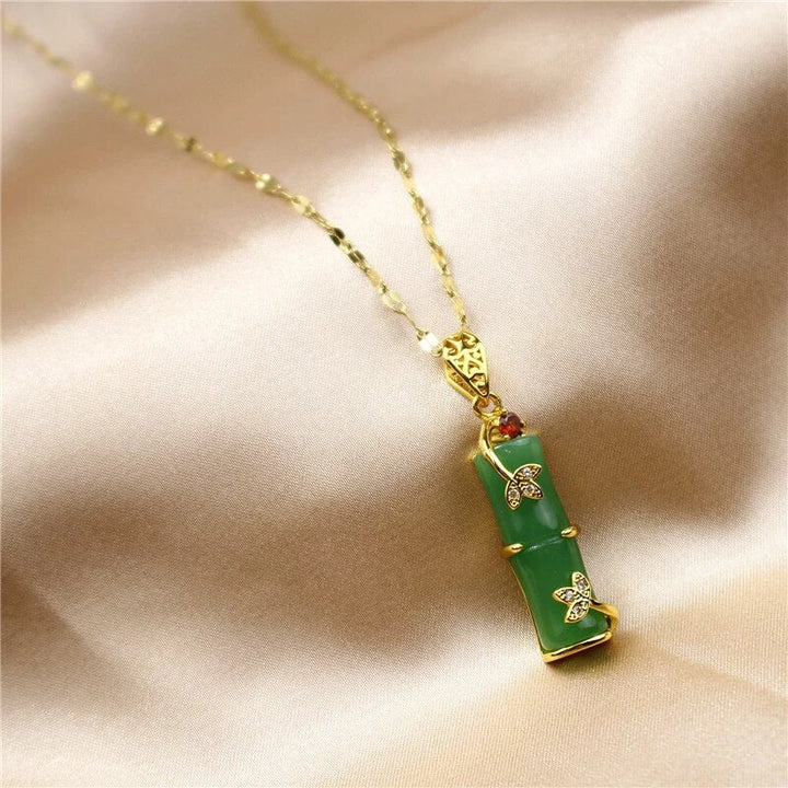 Stijlvolle dames jade amulet ketting, minimalistisch design voor dagelijks geluk en rijkdom. Accessoire.