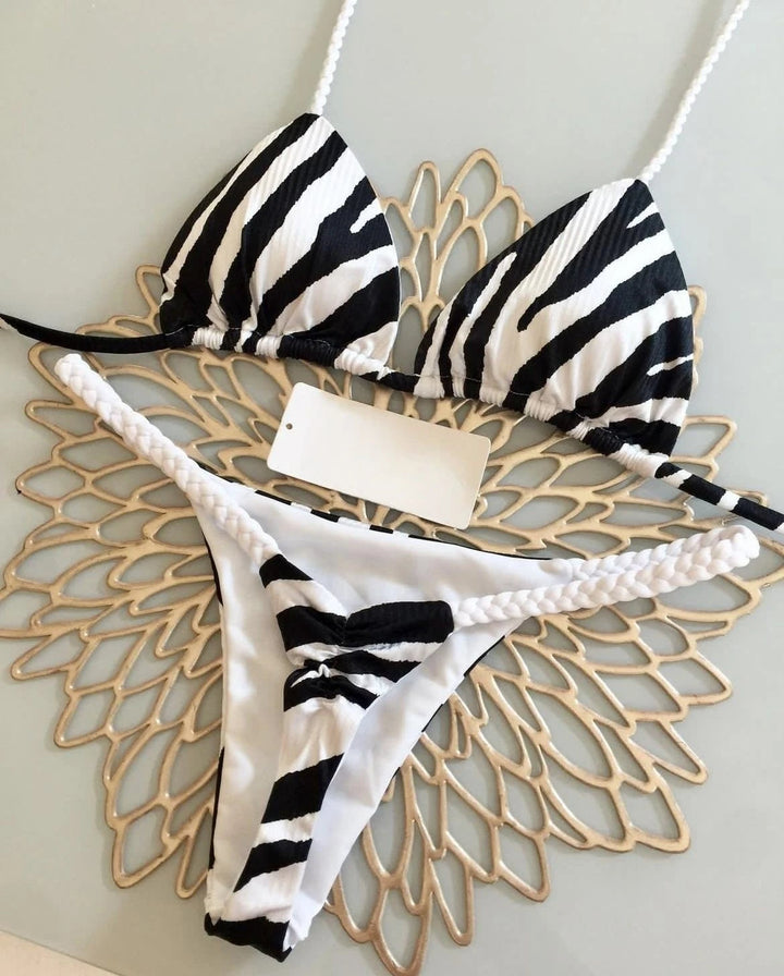 Modieuze dames zwemkleding: bikini met hoge taille en speelse hart print, perfect voor de zomer.