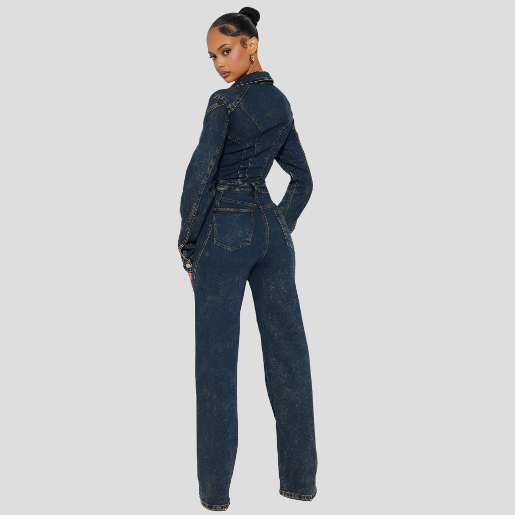 Dames spijkerjumpsuit met lange mouwen en elegante rechte pijpen. Een comfortabele en stijlvolle blauwe denim outfit voor elke dag.