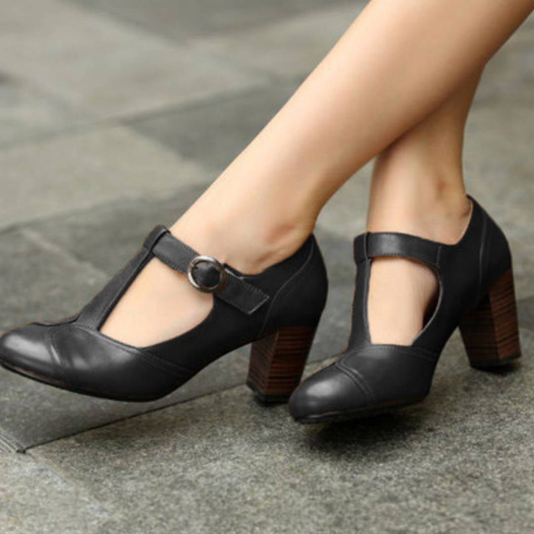 Stijlvolle rode T-band hakken voor dames, met vintage design en stevige blokhak voor comfort.