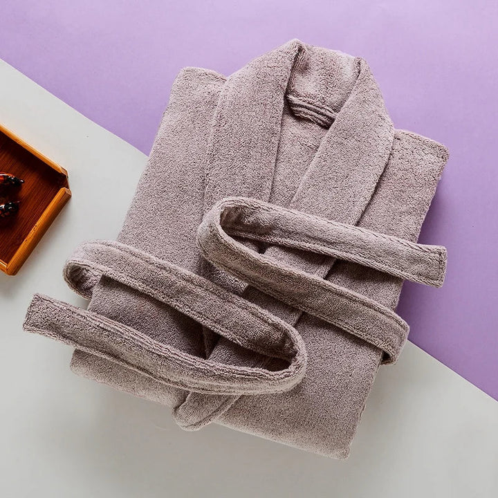 Model draagt comfortabele lange heren badjas van fleece, ideaal als warme loungewear voor mannen.