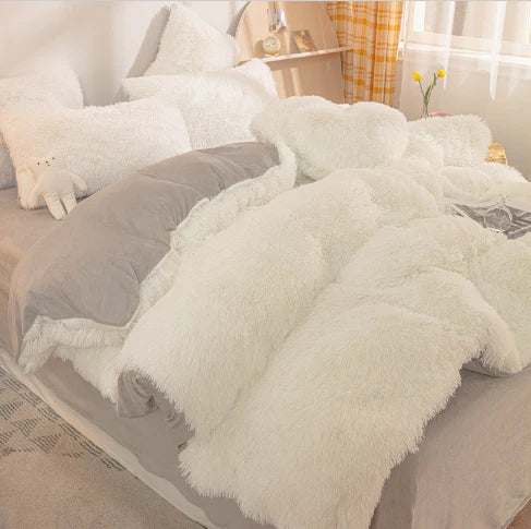 Langharig, fluffy dekbedovertrek in vrolijke kleuren; perfect voor winterse warmte en comfort.