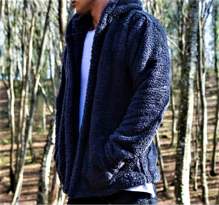 Dichte opname van de stof van een heren hoodie, benadrukt de warme en comfortabele kwaliteit.