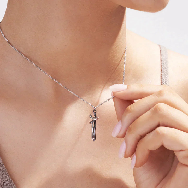 Verzilverde koppels ketting met hanger, een prachtig symbool van liefde en verbinding.