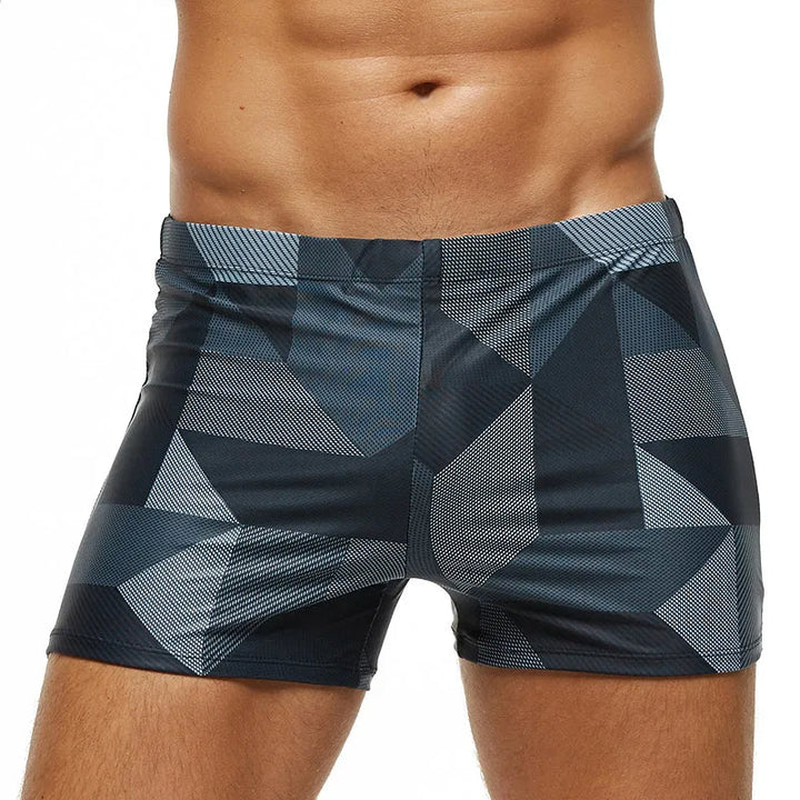 Blauwe heren zwemshort met modern streepdessin, comfortabele zwemkleding voor het strand.