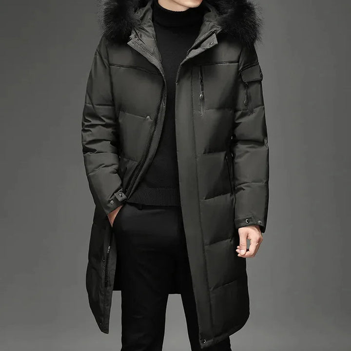 Stijlvolle heren parka in trendy design, met praktische capuchon. Moderne winterkleding voor mannen.