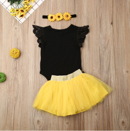 Comfortabele babykleding: zachte zonnebloem jurk voor baby's, ideaal als ademende speelkleding op warme dagen.