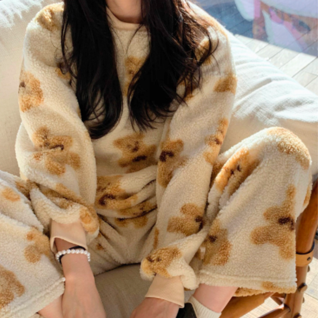 Fluweelzachte dames pyjamaset met lange mouwen en broek, versierd met leuke beren. Heerlijk zacht.