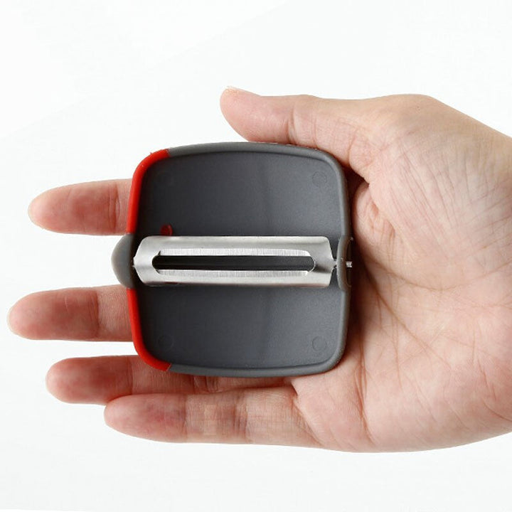 Roestvrijstalen dunschiller met comfortabele grip, perfect voor het schillen van aardappelen en appels.
