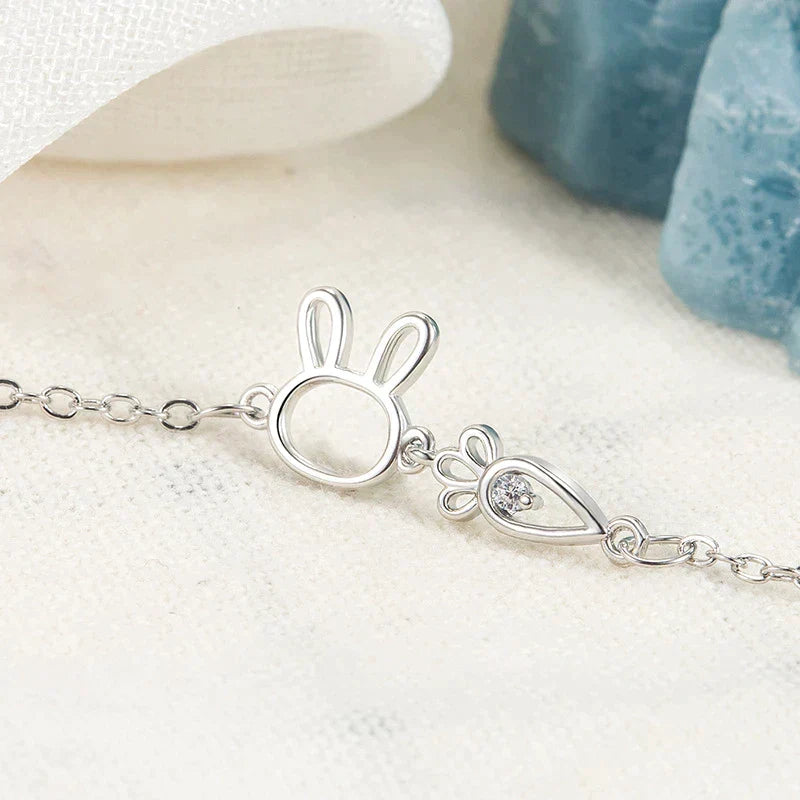 Subtiele dames armband met konijntje, perfect als geluksbrenger of cadeau.