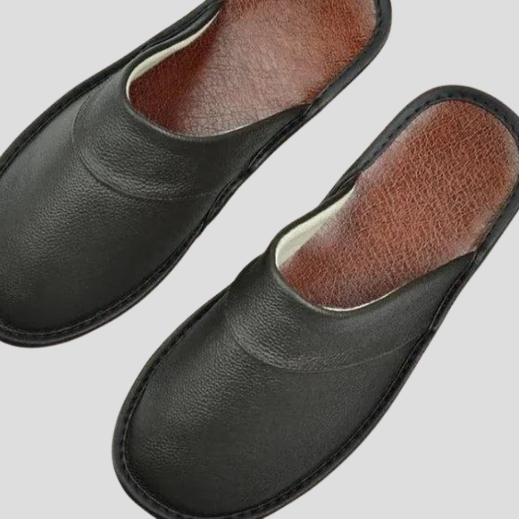 Zachte herenpantoffel, biedt ultiem comfort en warmte voor ontspannende avonden thuis.