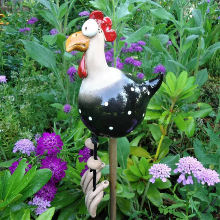 Weerbestendige tuinkippen decoratie, ideaal voor een vrolijk accent in tuin, op terras of balkon.