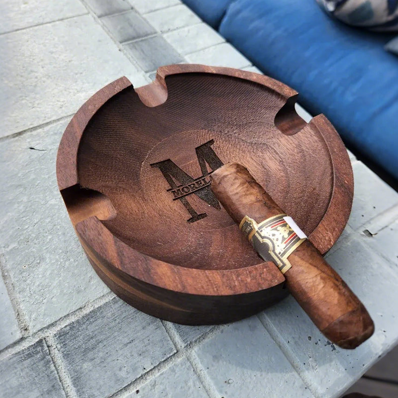 Handgemaakte sigarenasbak van walnotenhout, gepersonaliseerd herencadeau, ideaal mancave rookaccessoire.