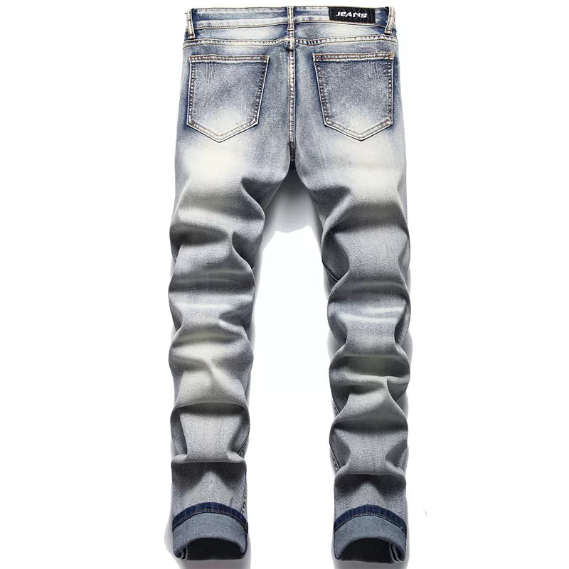 Detailopname van de Jaxon gescheurde herenjeans met strategisch geplaatste scheuren en trendy wassing.