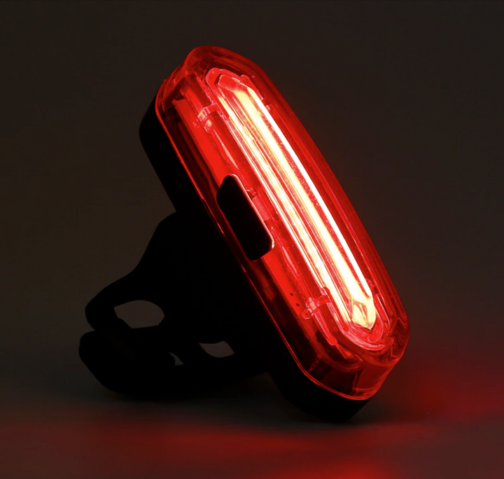 Modern oplaadbaar LED fietsachterlicht, met USB-poort en afneembaar design. Essentieel voor fietsaccessoires.