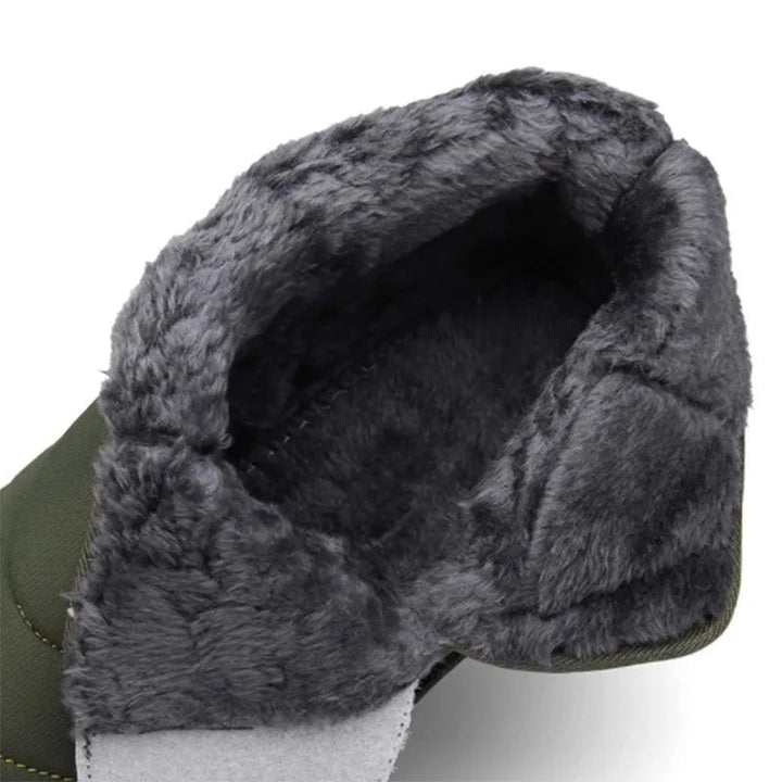 Een paar waterdichte heren snowboots, klaar voor de winter. Bieden warmte, comfort en bescherming tegen sneeuw.