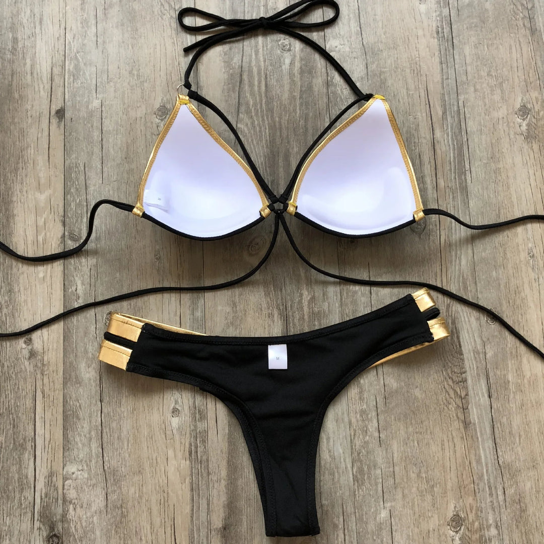 Sexy dames bikini met gouden ringen, perfect voor zwembad of strand. Braziliaanse snit, flatterend.