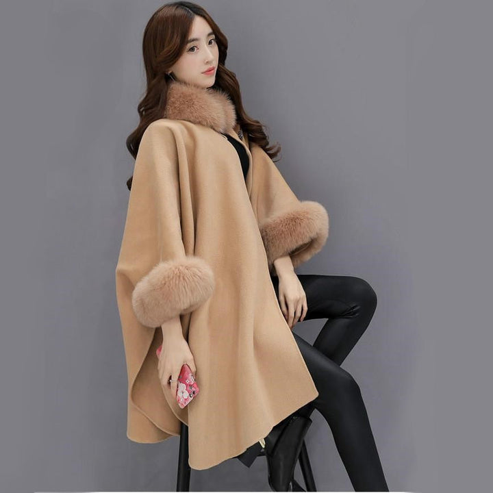Warme dames winterjas met elegante vleermuismouw en zachte bontdetails. Een modieuze keuze voor vrouwen.
