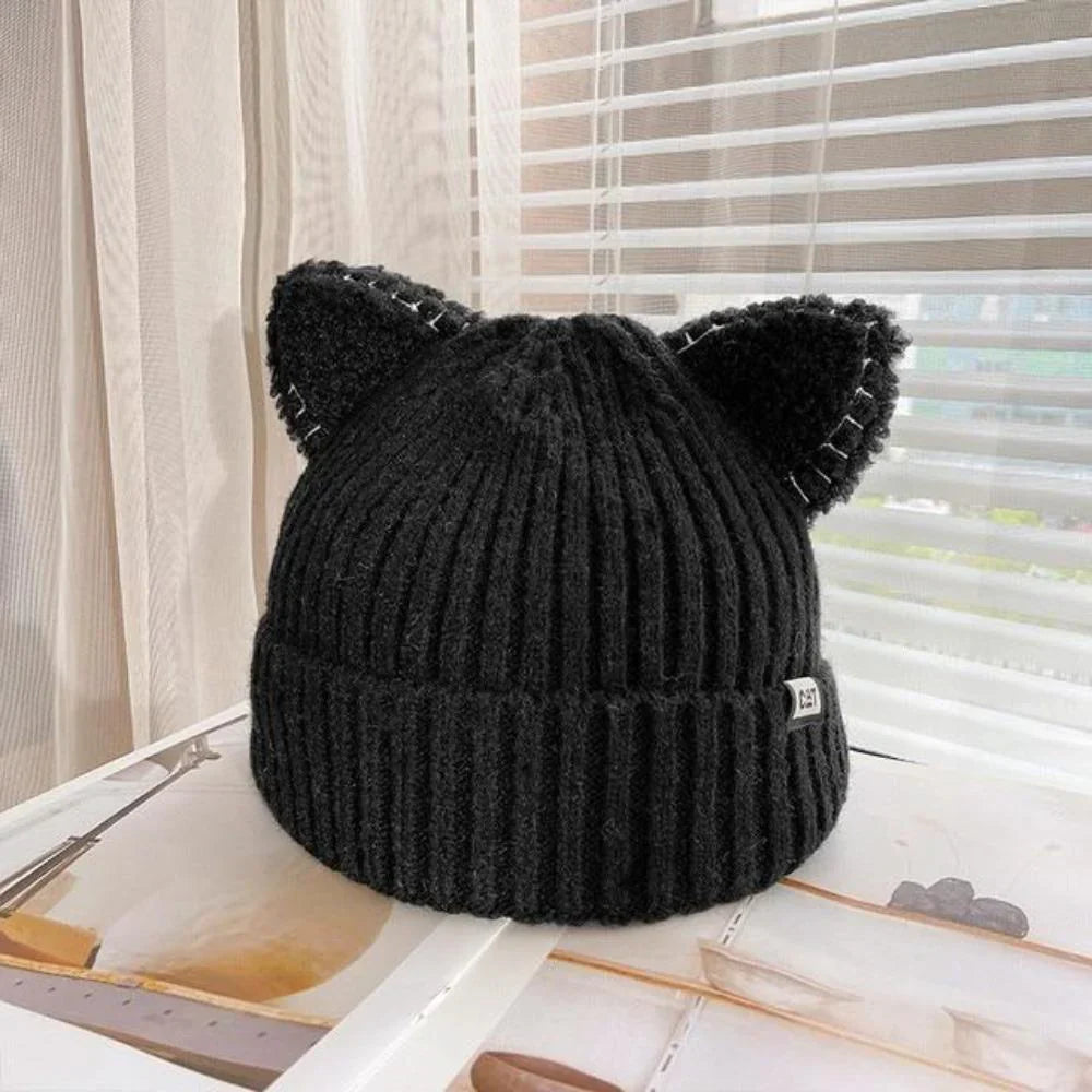 Zachte gebreide unisex wintermuts met unieke kattenoren, ideaal voor trendy winterse warmte en comfort.
