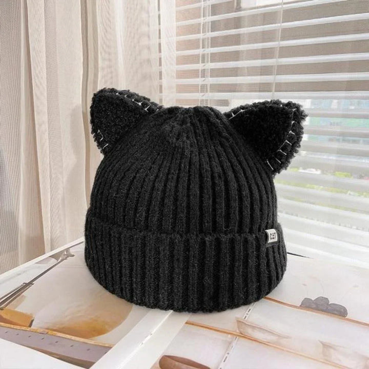 Zachte gebreide unisex wintermuts met unieke kattenoren, ideaal voor trendy winterse warmte en comfort.