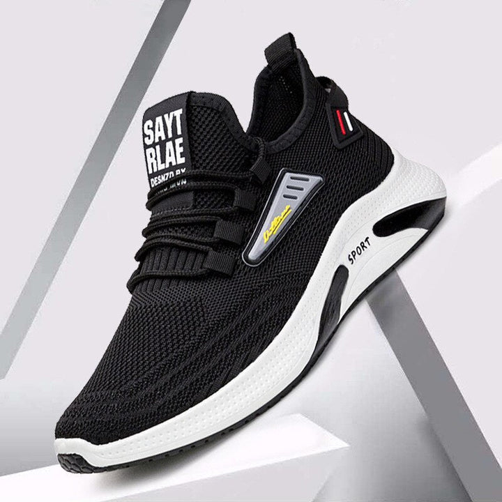 Close-up van de dempende zool van orthopedische herensportschoenen, garandeert comfort tijdens lange wandelingen.