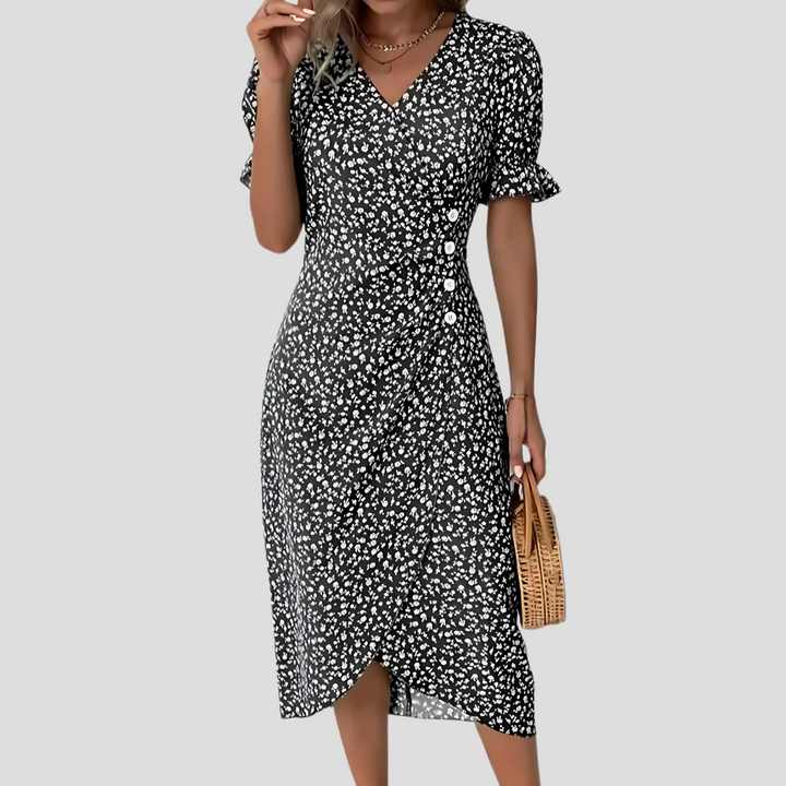 Zomerse dames midi jurk met levendige bloemenmotief, perfect als strandjurk of casual lentejurk.