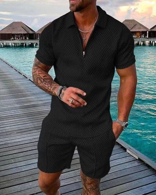 Comfortabele heren zomerkleding: casual polo shirt en korte broek, perfect voor strand of vrije tijd.