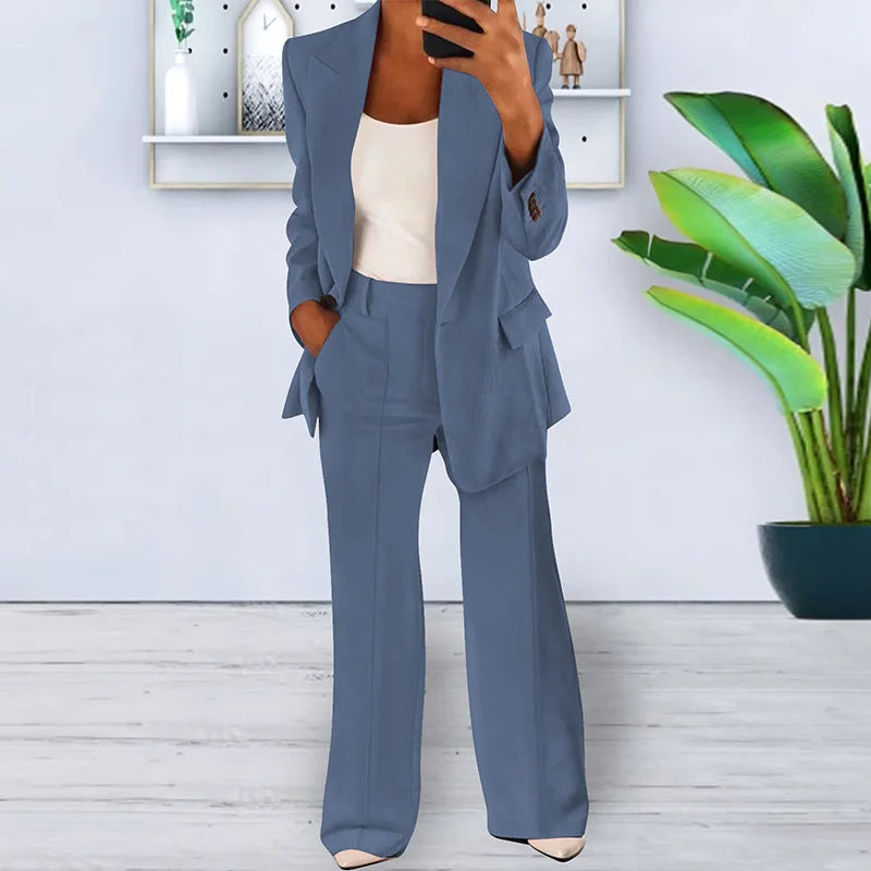 Tweedelig damesbroekpak, blazer en pantalon met wijde pijpen, perfecte herfst/winter kantooroutfit.