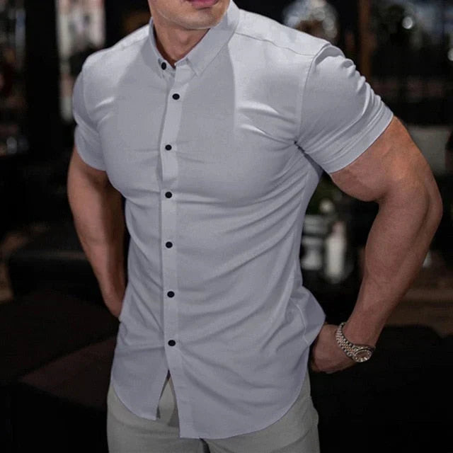 Een man draagt een modern slim-fit heren overhemd met korte mouwen, Luca. Benadrukt de stijlvolle pasvorm.