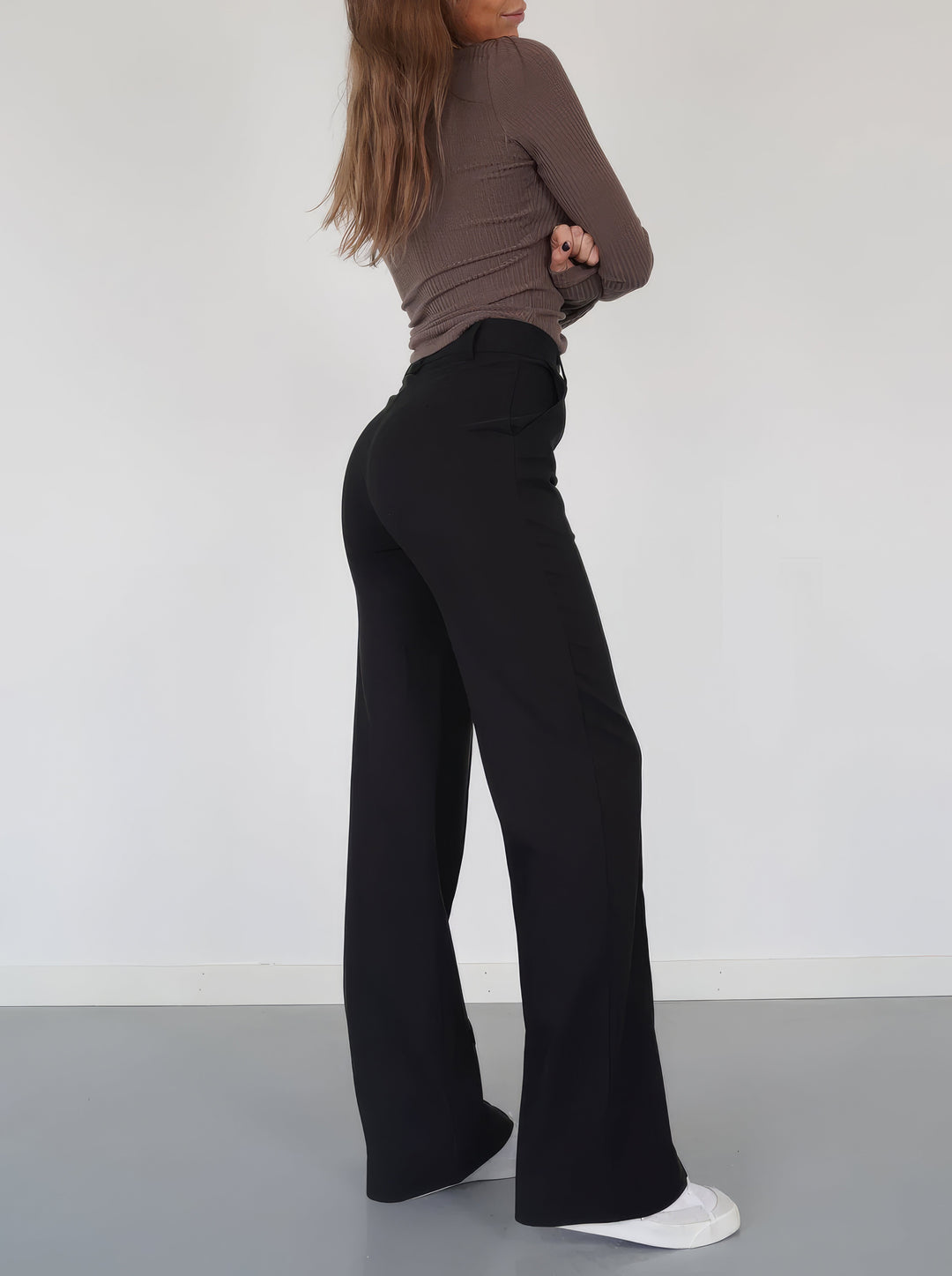 Stijlvolle dames pantalon met hoge taille en rechte pijpen, perfecte pasvorm voor moderne vrouwen.