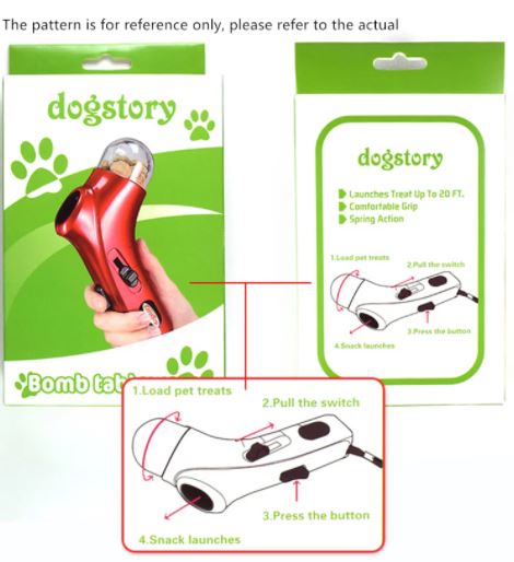 Actieve hond vangt vrolijk een snack uit de huisdier katapult launcher tijdens interactieve speeltijd.