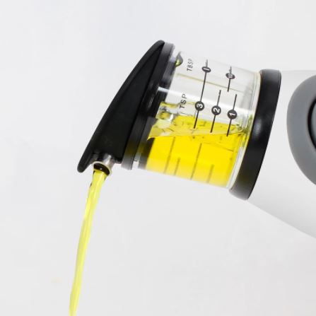 Glazen oliedispenser met handige ml-schaal, ideaal voor nauwkeurig doseren van olie en azijn.