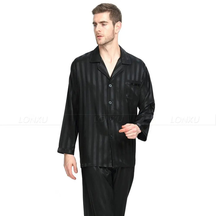 Luxe zijden herenpyjama met satijnen glans. Comfortabele nachtkleding voor stijlvolle ontspanning thuis.