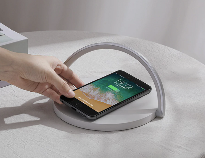 Multifunctionele LED lamp: draadloze oplader, nachtlampje en telefoonhouder, een must-have accessoire voor thuis.