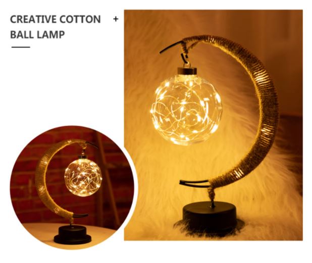 Close-up van de Luna maanlamp met sfeervol warm licht, ideaal voor een rustgevende en magische slaapkamer ambiance.