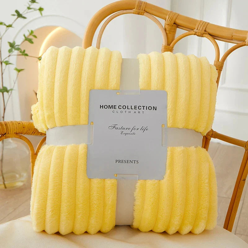 CozyStripe brede gestreepte fleecedeken; zacht flanel, perfect voor herfst woondecoratie en comfort.