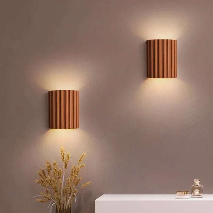 Artistieke 'ArtisticWave' design wandlamp van hars, moderne sfeerverlichting die elke ruimte verrijkt.