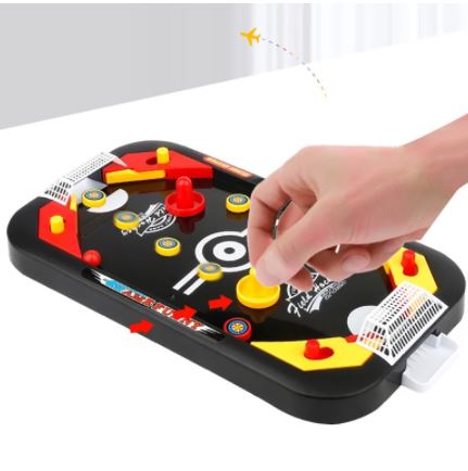 Gedetailleerd zicht op mini airhockey bordspel met pucks en pushers, ideaal voor een leuke binnenactiviteit.