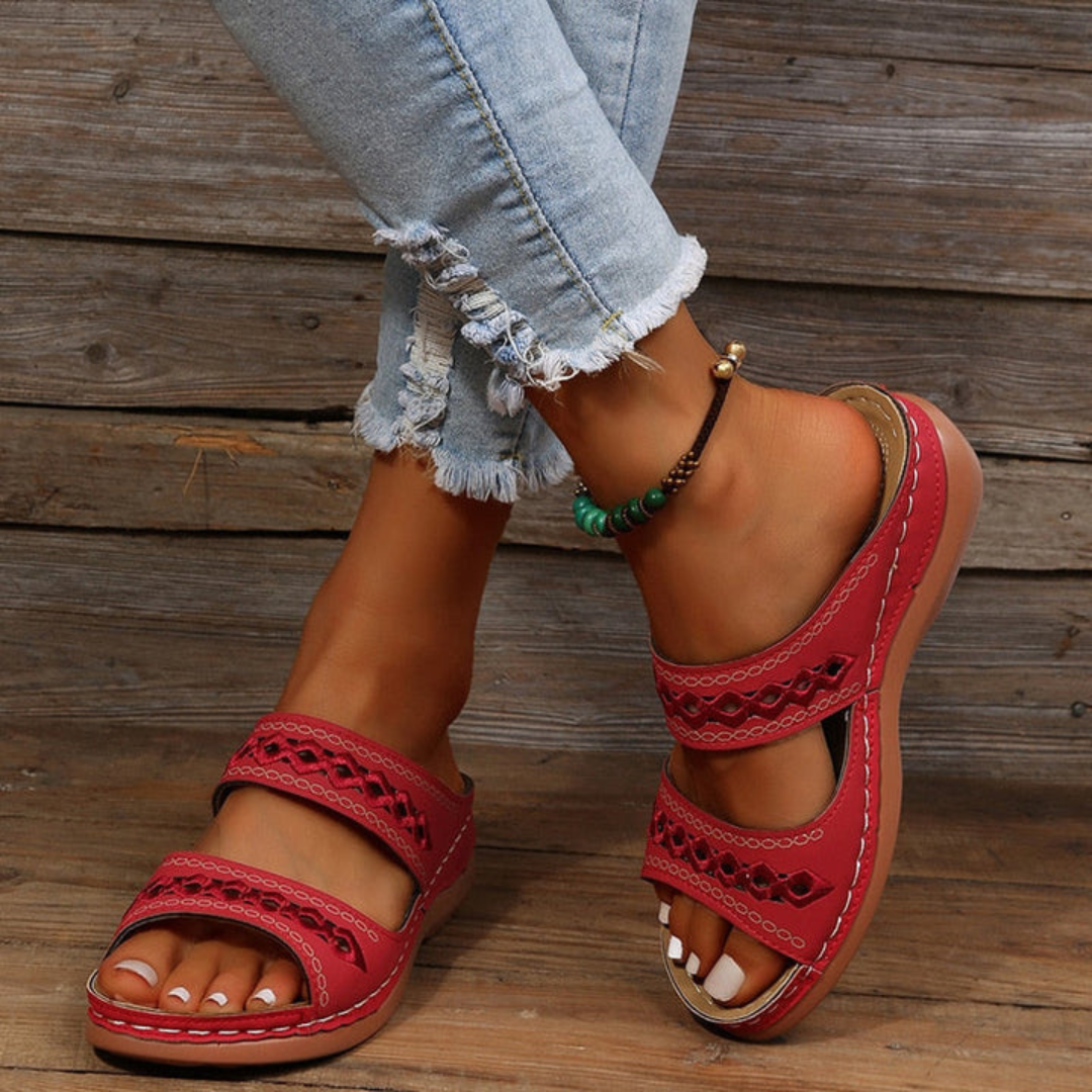 Achterkant van comfortabele dames platformsandalen met dubbele riem, ideaal voor zomerse dagen en trendy looks.