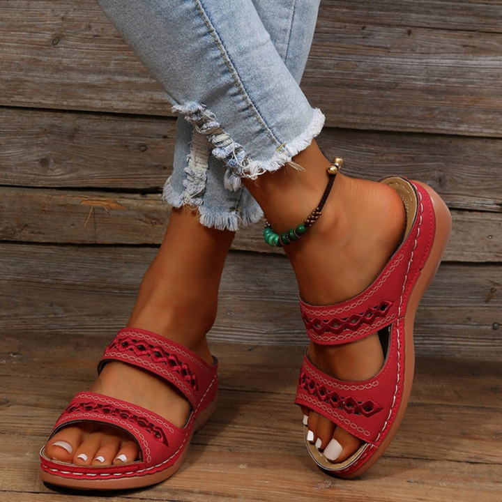 Achterkant van comfortabele dames platformsandalen met dubbele riem, ideaal voor zomerse dagen en trendy looks.