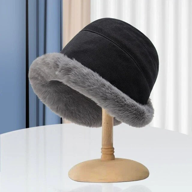Modieuze FrostChic dames beanie, zacht en warm met fleecevoering. Perfect winteraccessoire voor vrouwen.