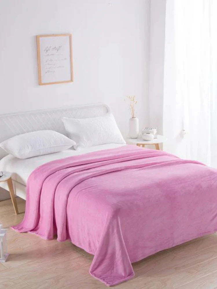 Decoratieve fluwelen plaid in pastelkleur; zachte VelvetLux bankdeken voor interieur en comfort.